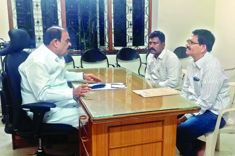 ప్రజాస్వామ్యాన్ని అపహాస్యం చేస్తున్నారు