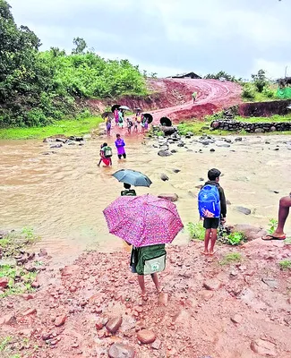 వాగు దాటితేనే చదువులు 