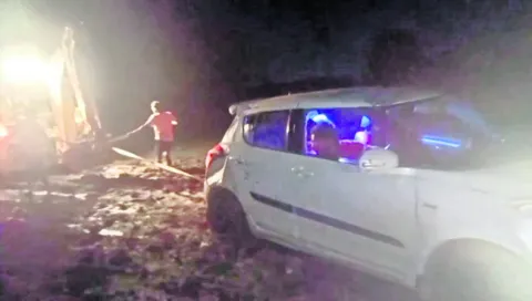 అన్నారంలో కారు బోల్తా