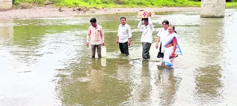 వాగు దాటి వైద్యం అందించి..