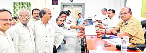 మాజీ గవర్నర్‌ కోన ప్రభాకరరావు విగ్రహాన్ని ఏర్పాటు చేయాల