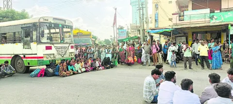 బస్సుల కోసం రోడ్డెక్కిన విద్యార్థులు 