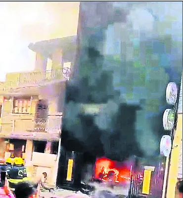 రెండు అంతస్తుల భవనంలో అగ్నిప్రమాదం 