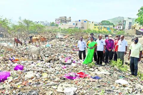 పాలారులో చెత్త వేయొద్దంటూ ధర్నా 