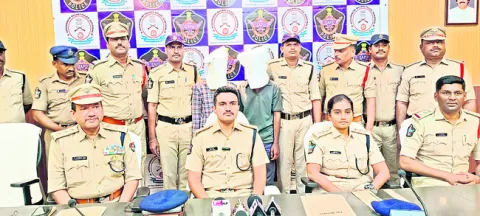 ఇద్దరు అంతర్రాష్ట్ర రైలు దొంగల అరెస్ట్‌ 
