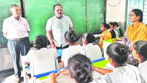 బాలికలు ఉన్నతంగా చదువుకోవాలి 