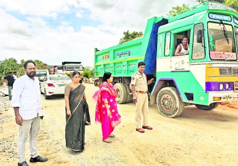 ఆరు టిప్పర్ల సీజ్‌