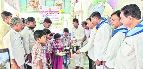 బూర్గుపల్లి పాఠశాలలో ‘అల్పాహార సేవ’ 