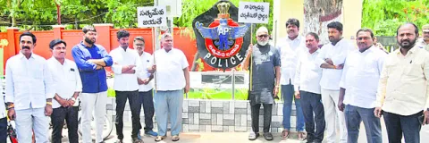 పోలీసుల ‘పచ్చ’పాతంపై నిరసన 