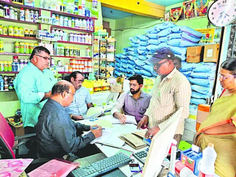 విత్తన దుకాణాలలో తనిఖీలు 
