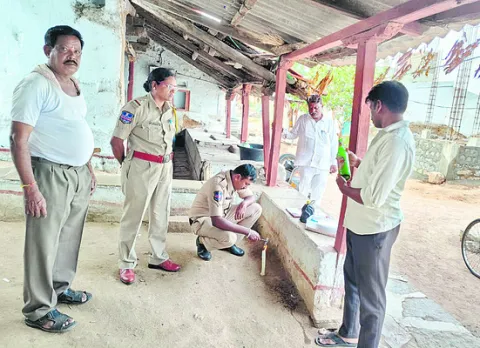 కల్లు దుకాణాలపై ఎకై ్సజ్‌ దాడులు 