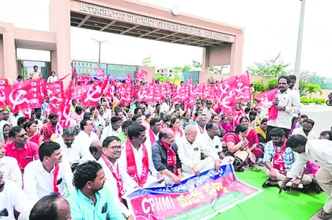 పేదలకు ఇళ్ల స్థలాలు ఇవ్వండి 
