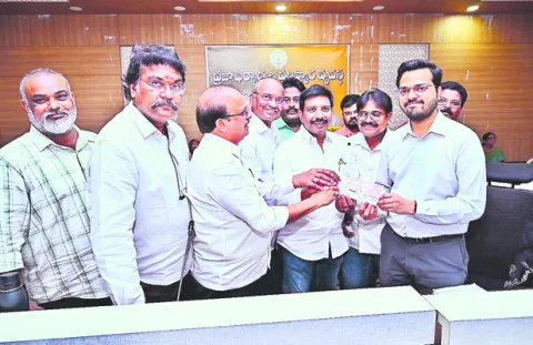 రూ.లక్ష విరాళం అందజేత 
