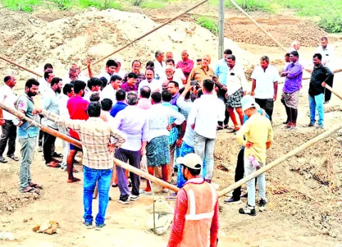 హైటెన్షన్‌ విద్యుత్‌ లైన్ల నిర్మాణం అడ్డగింత