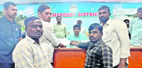 మిషన్‌ భగీరథ నీళ్ల కోసం ఫిర్యాదు
