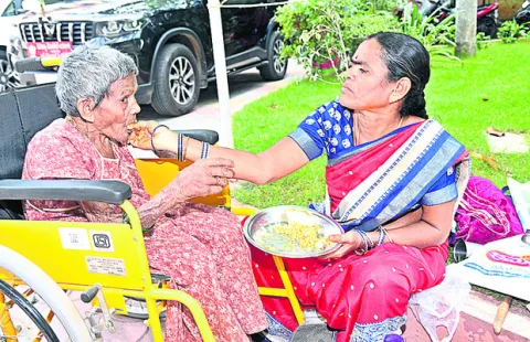 అమ్మా తినవే.. కలెక్టరమ్మ న్యాయం చేస్తది..