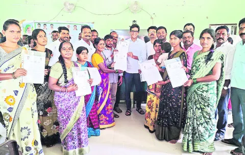 ‘ఇందిరమ్మ’ లబ్ధిదారులను గోసపెట్టొద్దు