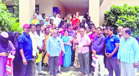 పట్టాలు కోల్పోయిన వారికి ఇళ్లు ఇవ్వాలి 