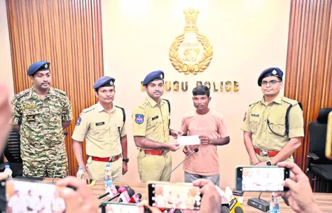 మావోయిస్టులు జనజీవన స్రవంతిలో కలవాలి