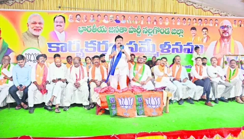 కుటుంబ పాలన అంతమొదించాలి