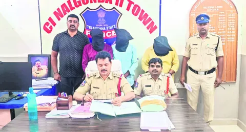 గంజాయి విక్రయిస్తున్న ముగ్గురి అరెస్ట్‌
