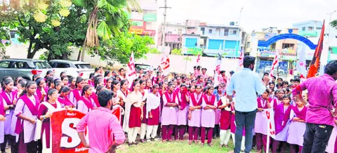 ఫీజు రీయింబర్స్‌మెంట్‌ కోసం విద్యార్థుల ఆందోళన 