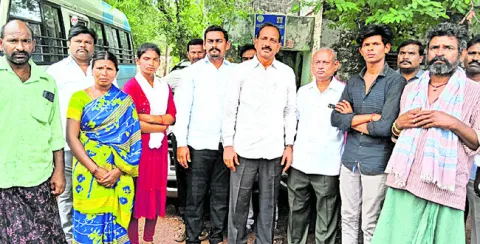  ● మాజీ ఎమ్మెల్యే డాక్టర్‌ గోపిరెడ్డి, బాధిత కుటుంబ సభ్