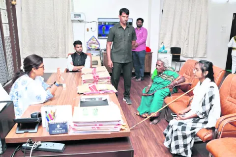 ప్రజావాణి అర్జీల పరిష్కారానికి ప్రాధాన్యం 
