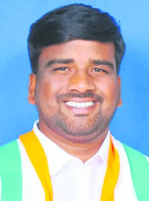 కల్వర్టును ఢీకొట్టిన కారు 