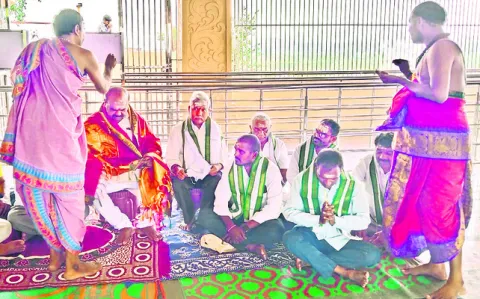 సోమేశ్వరాలయంలో పూజలు 