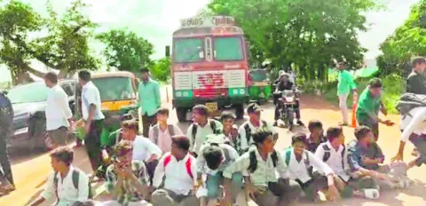 బస్సులు ఆపాలని రాస్తారోకో 