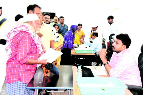 బాధ్యతగా సమస్యలను పరిష్కరించాలి 