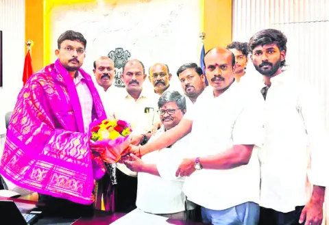 చేనేతలకు ఇచ్చిన హామీలు నెరవేర్చాలి