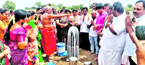 తాళ్లపాక చెరువులో వెలుగులోకి ప్రాచీన శివలింగం