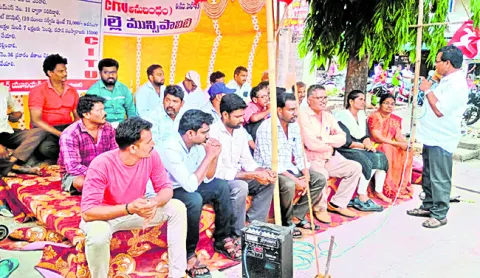 కార్మికుల సమస్యలపై ఉదాసీనత తగదు 