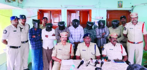 హత్య కేసులో నిందితుల అరెస్ట్‌ 