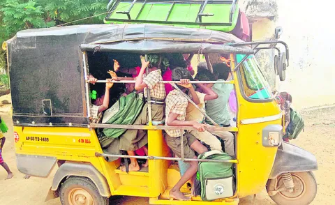 ఒకే ఆటోలో 25 మంది విద్యార్థుల ప్రయాణం