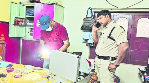 బంగారం, నగదు చోరీ 
