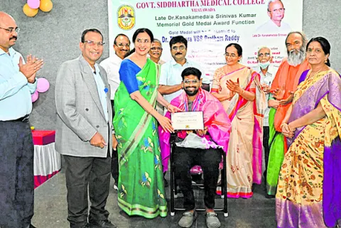 ఉత్తమ ప్రతిభ చూపిన పీజీకి గోల్డ్‌ మెడల్‌ 