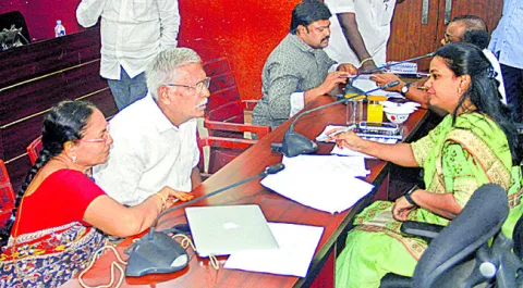 అర్జీదారుల సమస్యలపై నిర్లక్ష్యం తగదు