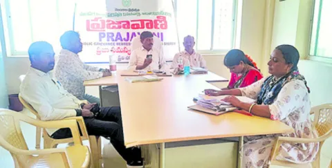 అక్రమ నిర్మాణాన్ని అడ్డుకోవాలి 