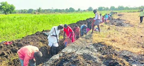 కూలీకి ధీమా.. ఉపాధి బీమా 