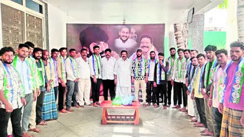 వైఎస్సార్‌సీపీలో చేరిక 