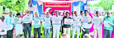 పెన్షనర్లపై ప్రభుత్వాల దాడి 