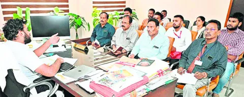 పంటల బీమాపై అవగాహన కల్పించాలి