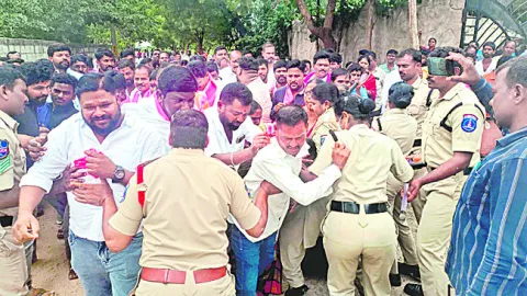  భూముల వద్ద రైతుల ఆందోళన 