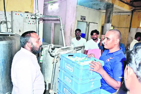 వరంగల్‌ పాలు.. ఖమ్మంలో అమ్మకం