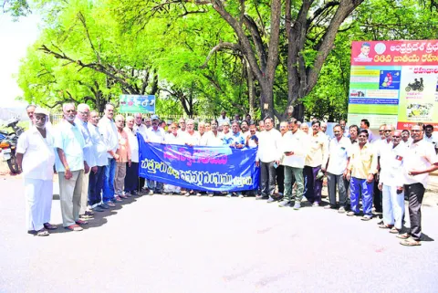 పెన్షనర్లపై చిన్నచూపు తగదు