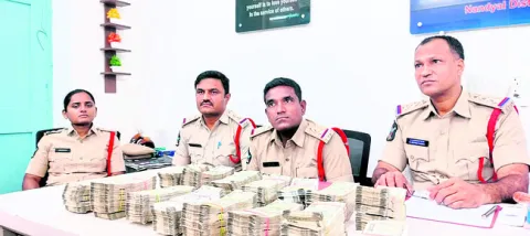 అక్రమంగా తరలిస్తున్న రూ.37.9 లక్షలు పట్టివేత 