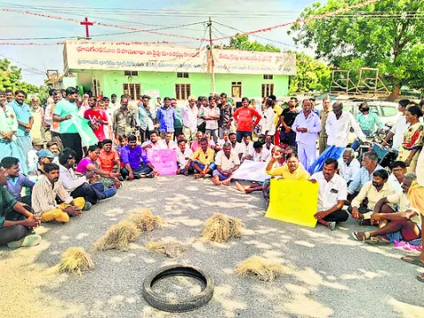 సాగునీటి కోసం రోడ్డెక్కిన రైతులు